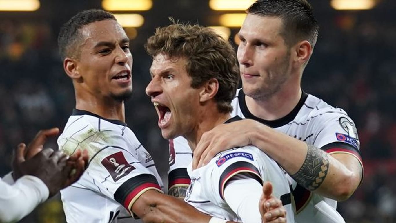 Thomas Müller (M) erzielte den späten 2:1-Siegtreffer für das DFB-Team.