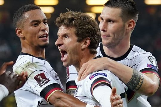 Thomas Müller (M) erzielte den späten 2:1-Siegtreffer für das DFB-Team.