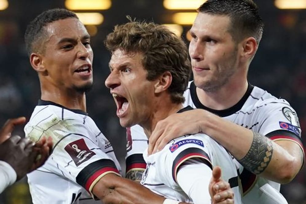 Thomas Müller (M) erzielte den späten 2:1-Siegtreffer für das DFB-Team.