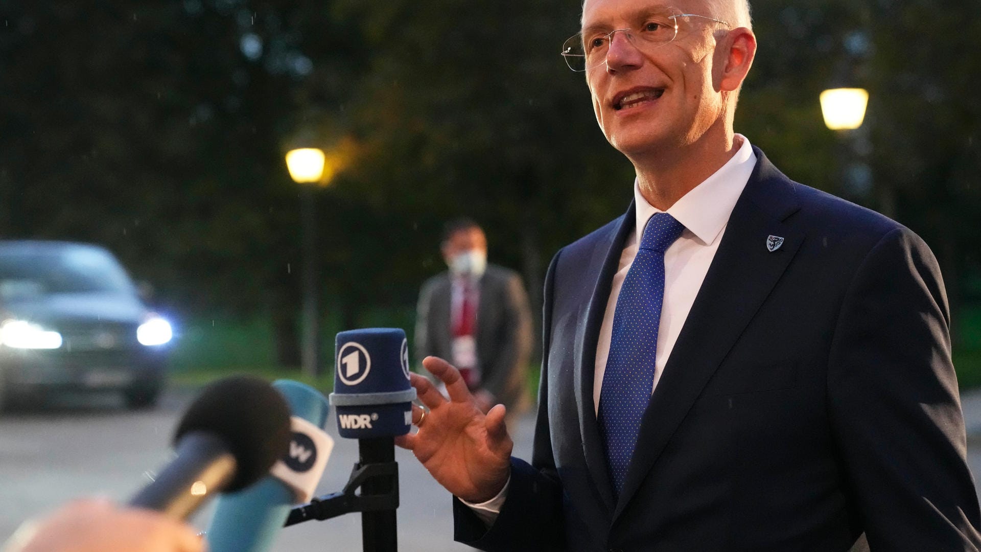 Krisjanis Karins, Ministerpräsident von Lettland, spricht bei einem EU-Gipfel mit Journalisten. In seinem Land sind die Infektionszahlen extrem hoch, die Impfbereitschaft aber gering. Krisjanis Karins, Ministerpräsident von Lettland, spricht bei einem EU-Gipfel mit Journalisten. In seinem Land sind die Infektionszahlen extrem hoch, die Impfbereitschaft aber gering.
