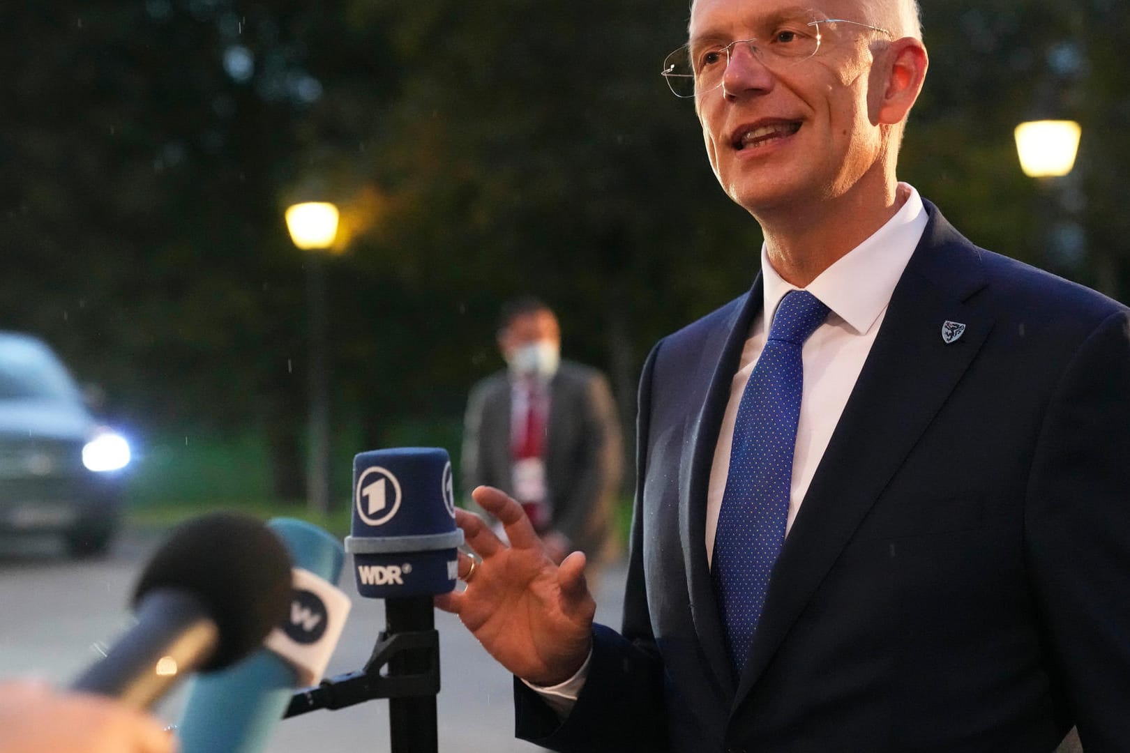 Krisjanis Karins, Ministerpräsident von Lettland, spricht bei einem EU-Gipfel mit Journalisten. In seinem Land sind die Infektionszahlen extrem hoch, die Impfbereitschaft aber gering.