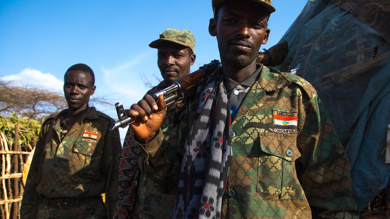 Äthiopische Soldaten blicken in die Kamera (Archivbild). In der Region Tigray soll es schwere Kämpfe der Regierungstruppen gegen Rebellen geben.