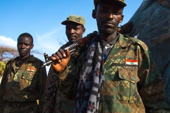Äthiopische Soldaten blicken in die Kamera (Archivbild). In der Region Tigray soll es schwere Kämpfe der Regierungstruppen gegen Rebellen geben.