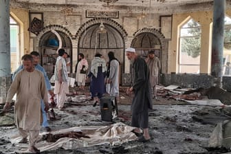 Das zerstörte Innere der Moschee in Kundus. Bei dem Selbstmordattentat hat es Dutzende Tote und Verletzte gegeben.