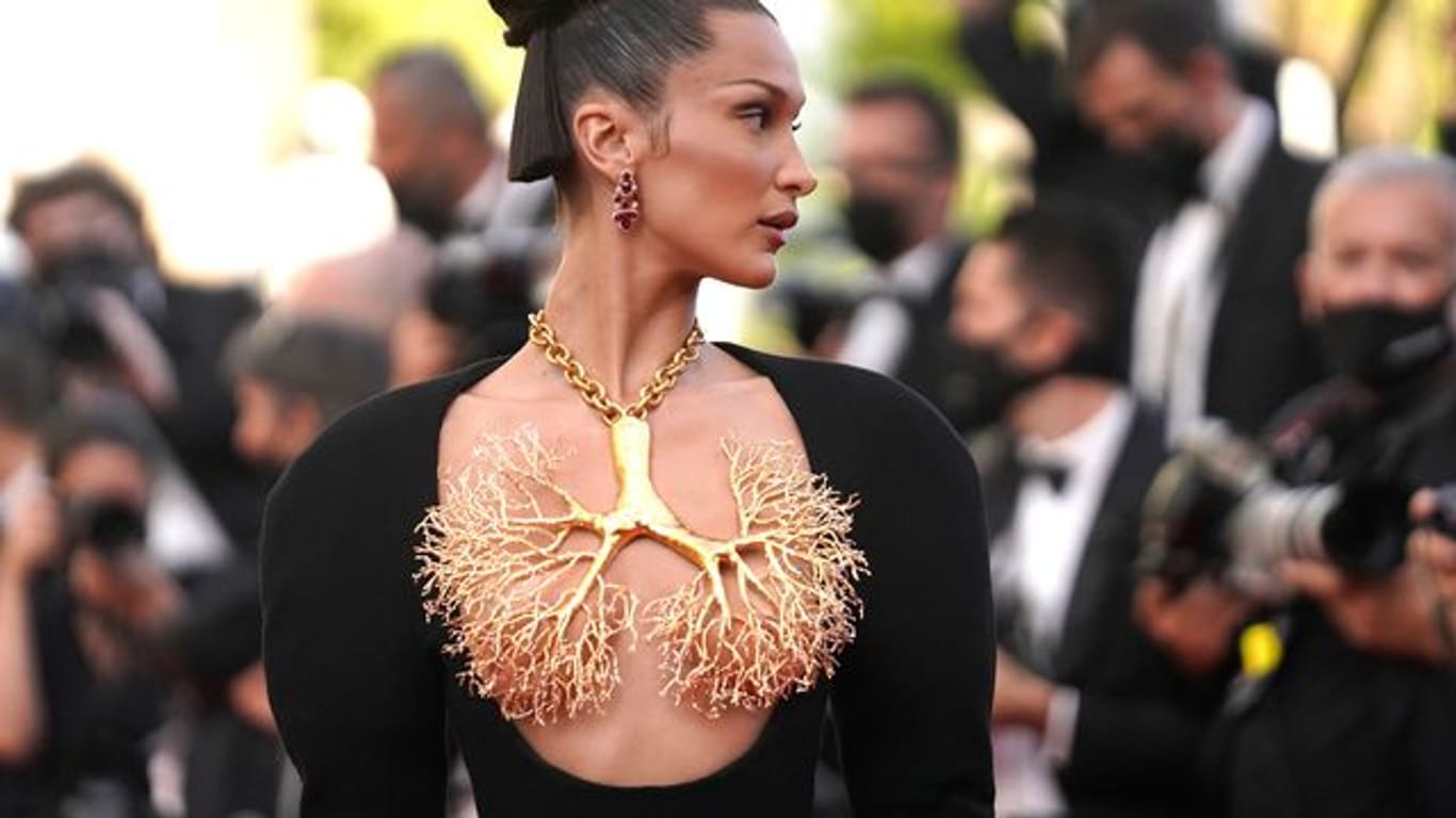 Mit einer goldenen Halskette im Lungen-Look sorgte Bella Hadid beim Filmfestival in Cannes für Aufsehen.