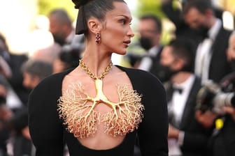 Mit einer goldenen Halskette im Lungen-Look sorgte Bella Hadid beim Filmfestival in Cannes für Aufsehen.