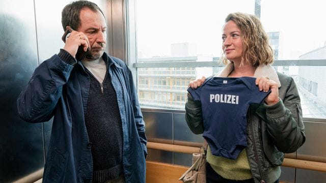 Theresa Wolff (Nina Gummich) begleitet Hauptkommissar Robert Brückner (Thorsten Merten) zur Geburt seines Kindes.