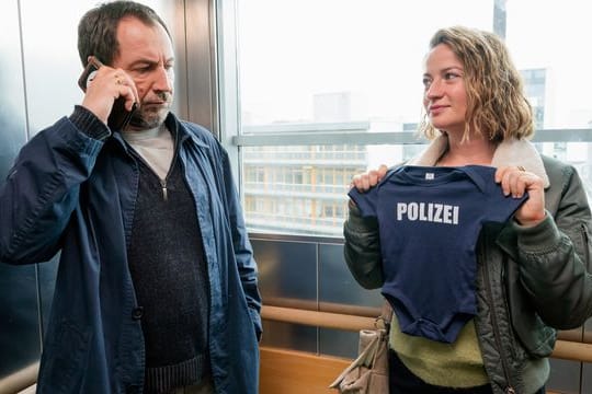 Theresa Wolff (Nina Gummich) begleitet Hauptkommissar Robert Brückner (Thorsten Merten) zur Geburt seines Kindes.