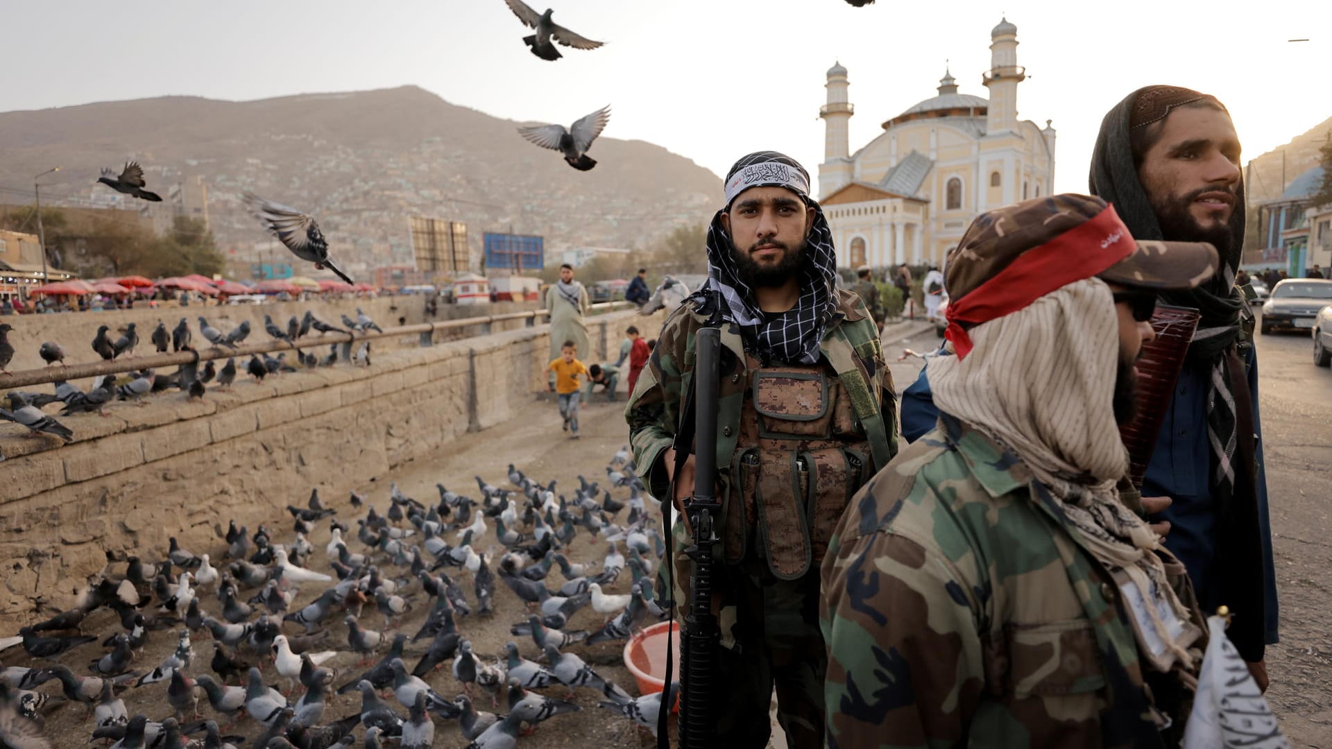 Taliban-Kämpfer patrouillieren in Kabul (Archivbild). Zwischen den neuen Machthabern in Afghanistan und den USA gibt es erstmals offizielle Gespräche.