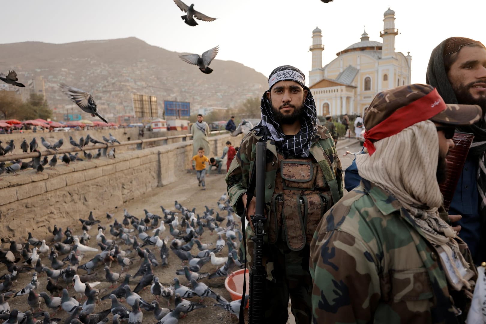 Taliban-Kämpfer patrouillieren in Kabul (Archivbild). Zwischen den neuen Machthabern in Afghanistan und den USA gibt es erstmals offizielle Gespräche.