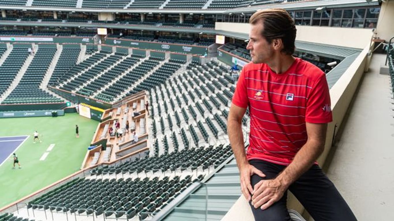Tommy Haas blickt auf den Court im Stadion von Indian Wells, wo er Turnierdirektor ist.