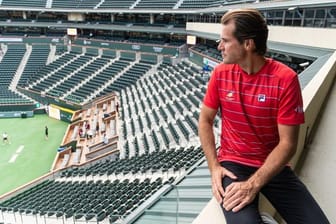 Tommy Haas blickt auf den Court im Stadion von Indian Wells, wo er Turnierdirektor ist.