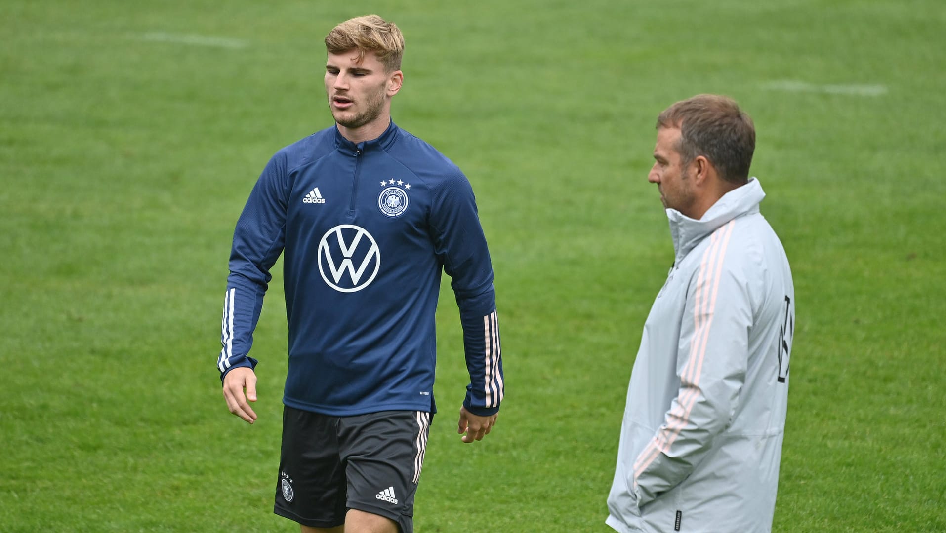 Hansi Flick (r.) und Timo Werner im Training: Immer wieder bestärkt der Bundestrainer den Stürmer.