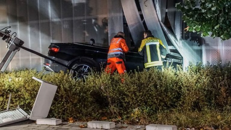 Die Unfallstelle: Retter arbeiten an dem verunfallten Audi S5 Cabrio.