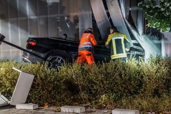 Die Unfallstelle: Retter arbeiten an dem verunfallten Audi S5 Cabrio.