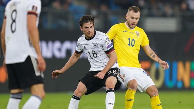 Deutschlands Jonas Hofmann und Rumäniens Alexandru Maxim kämpfen um den Ball.