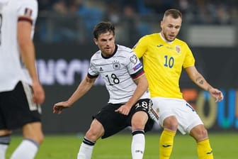 Deutschlands Jonas Hofmann und Rumäniens Alexandru Maxim kämpfen um den Ball.