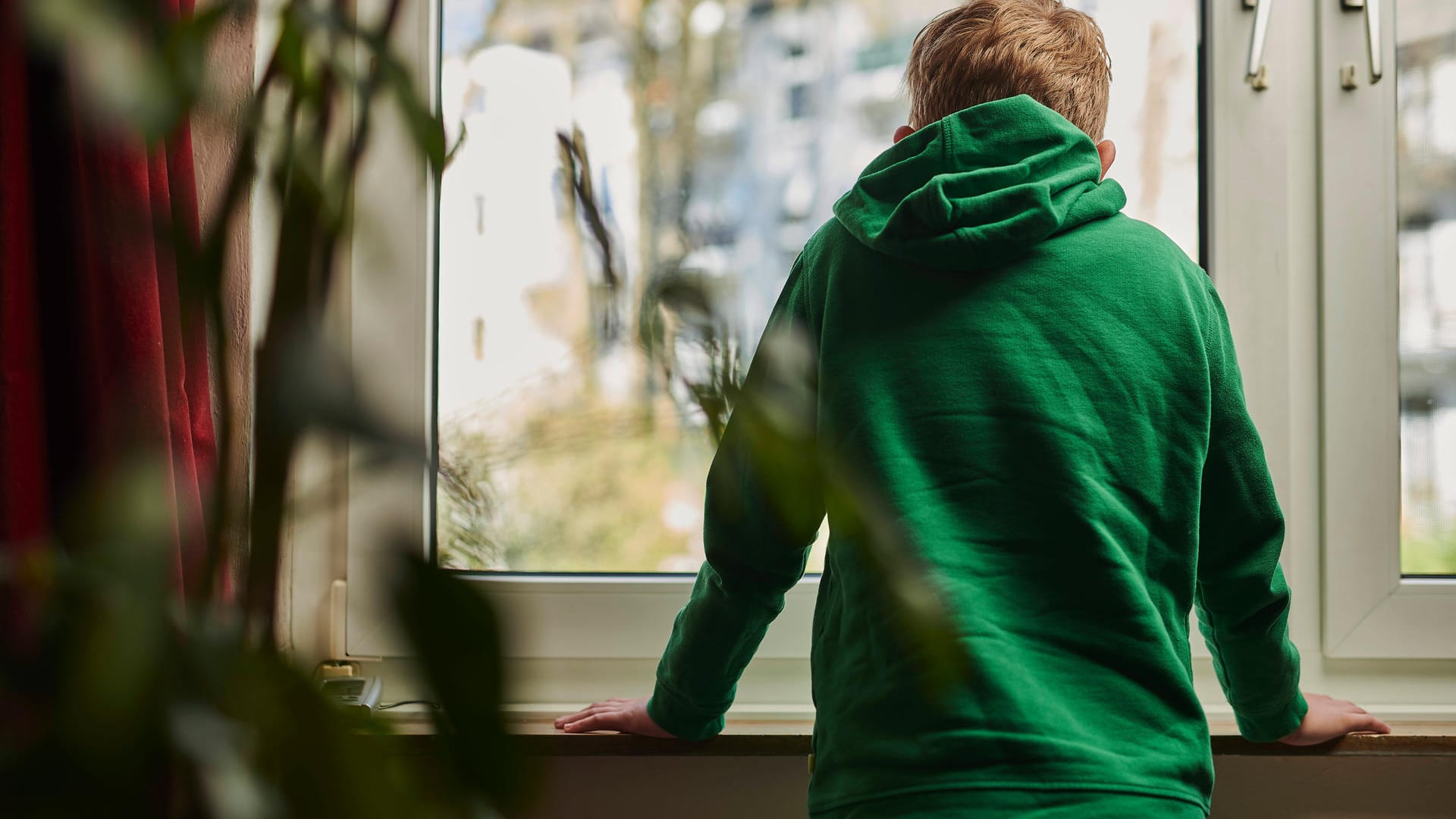Ein Junge steht an einem Fenster (Symbolbild): In SOS Kinderdörfern soll es Übergriffe auf Kinder gegeben haben. Ein Junge steht an einem Fenster (Symbolbild): In SOS Kinderdörfern soll es Übergriffe auf Kinder gegeben haben.