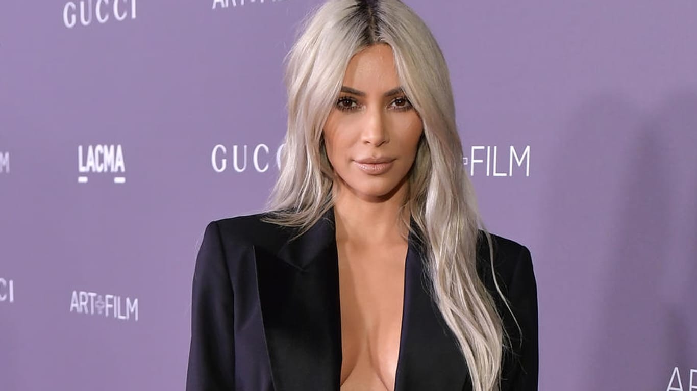 Kim Kardashian: 2017 trug sie ihr Haar ebenfalls eine Zeit lang in Silbergrau.
