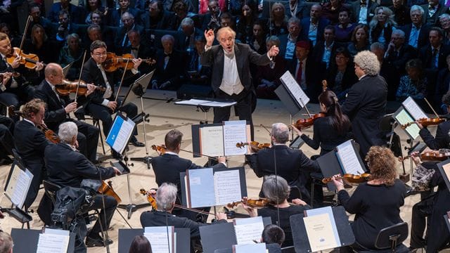 Die Münchner Philharmoniker spielen unter der Leitung von Dirigent Valery Gergiev zur Eröffnung der Isarphilharmonie im Orchestersaal. Die Münchner Philharmoniker spielen unter der Leitung von Dirigent Valery Gergiev zur Eröffnung der Isarphilharmonie im Orchestersaal.