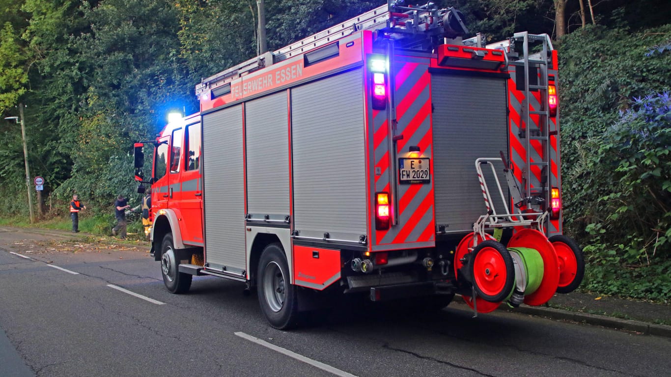 Ein Feuerwehrfahrzeug bei einem Einsatz (Archivbild): In Hemmingen bei Hannover hat es eine Explosion auf einem Campingplatz gegeben.