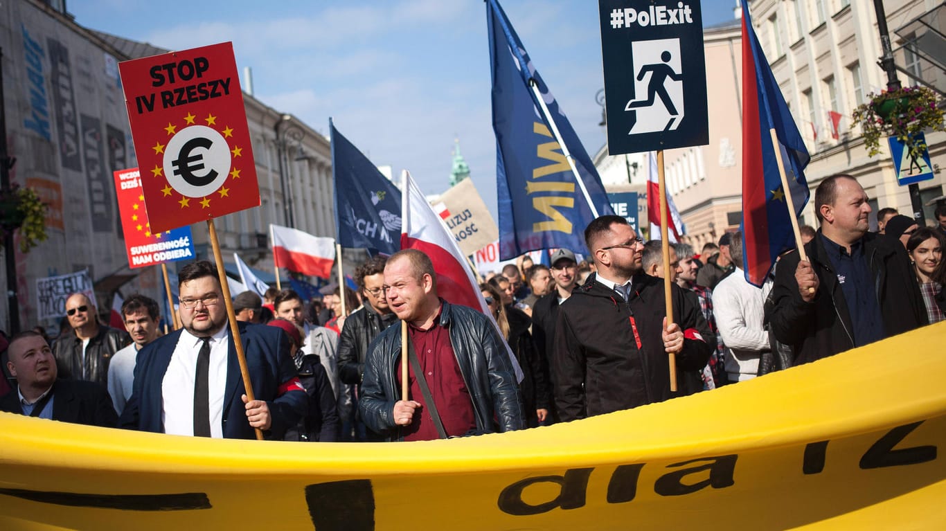 Demonstrierende in Warschau fordern den Polexit: Ein polnisches Gericht hat Teile des EU-Rechts für unvereinbar mit polnischem Recht erklärt.