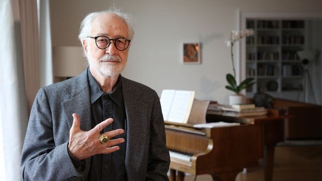 Der Konzeptkünstler Hans Haacke (85) zeigt den Kaiserring der Stadt Goslar. Der Konzeptkünstler Hans Haacke (85) zeigt den Kaiserring der Stadt Goslar.