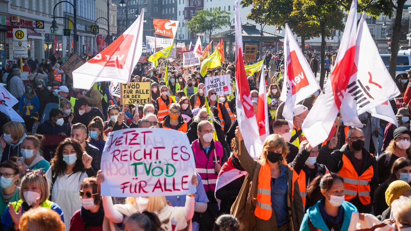 Teilnehmer der Demonstration: Mehr als 2.000 Menschen haben laut einer Verdi-Sprecherin in Neukölln für mehr Personal und bessere Arbeitsbedingungen in Berliner Kliniken demonstriert.