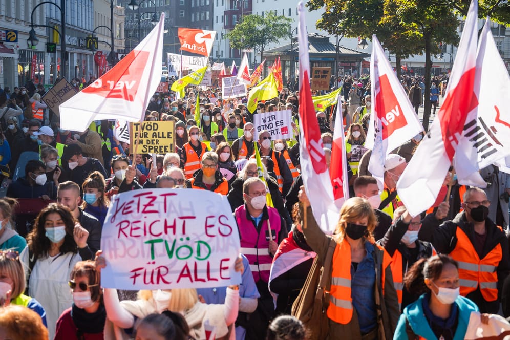 Teilnehmer der Demonstration: Mehr als 2.000 Menschen haben laut einer Verdi-Sprecherin in Neukölln für mehr Personal und bessere Arbeitsbedingungen in Berliner Kliniken demonstriert.