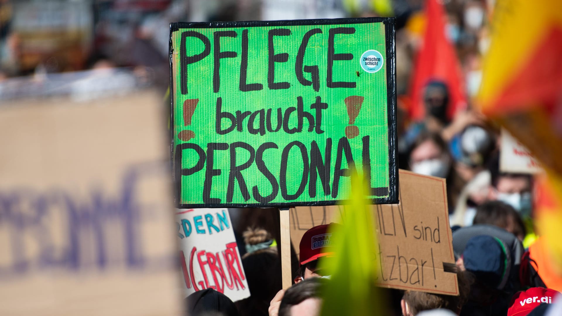 Ein Plakat mit der Aufschrift "Pflege braucht Personal!": Über 2.000 Demonstranten trieb es auf die Straße.