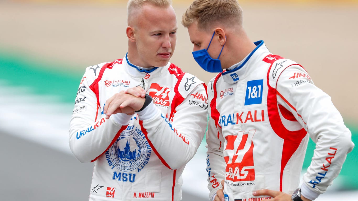 Nikita Mazepin und Mick Schumacher (r.): Die Haas-Piloten scheinen sich privat laut dem Russen gut zu verstehen.