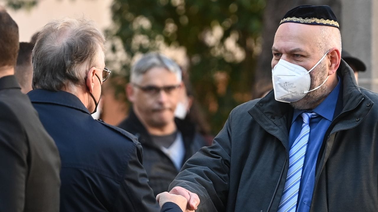 "Unser besonderes Gedenken gilt den Opfern und ihren Angehörigen, über die der Täter unendliches Leid gebracht hat": Reiner Haseloff kondoliert vor der Synagoge in Halle Max Privorozki, Vorsitzender der dortigen Jüdischen Gemeinde. "Unser besonderes Gedenken gilt den Opfern und ihren Angehörigen, über die der Täter unendliches Leid gebracht hat": Reiner Haseloff kondoliert vor der Synagoge in Halle Max Privorozki, Vorsitzender der dortigen Jüdischen Gemeinde.