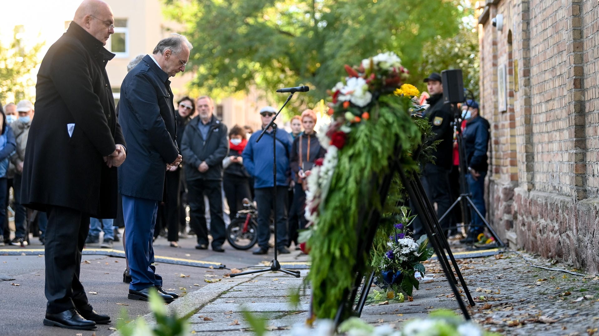 Sachsen-Anhalts Reiner Haseloff (2.vl., CDU) am Samstag in Halle: "Ziehen wir gemeinsam eine rote Linie des Anstands."