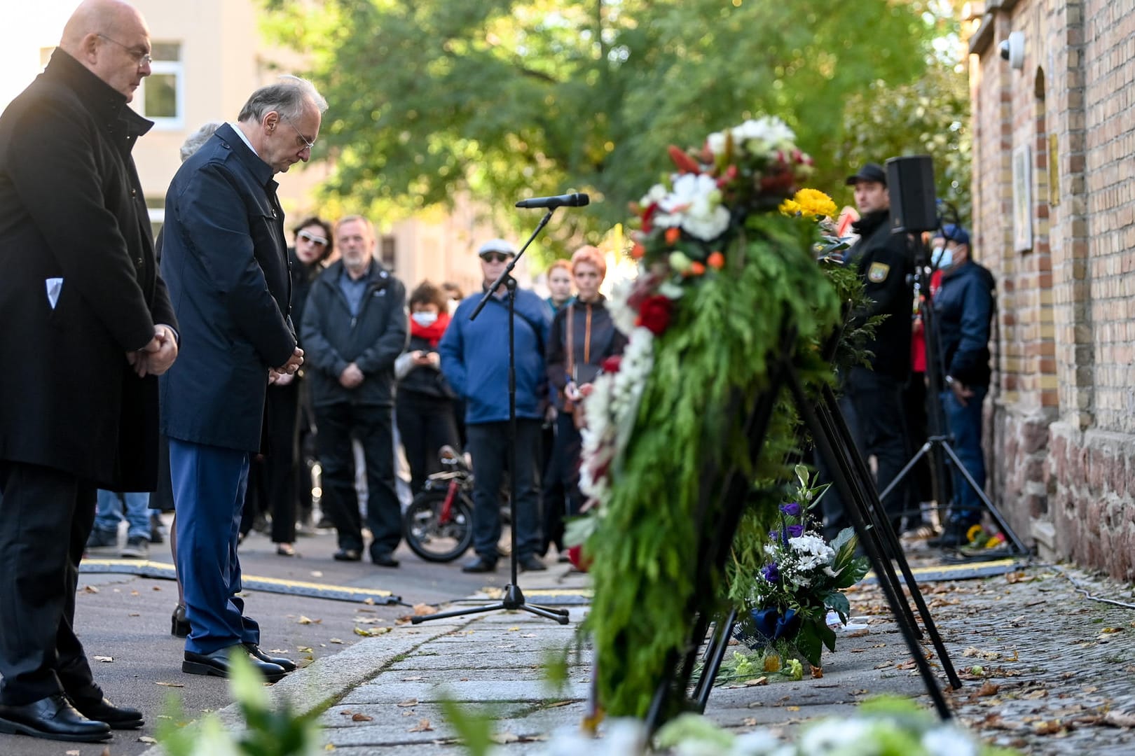 Sachsen-Anhalts Reiner Haseloff (2.vl., CDU) am Samstag in Halle: "Ziehen wir gemeinsam eine rote Linie des Anstands."