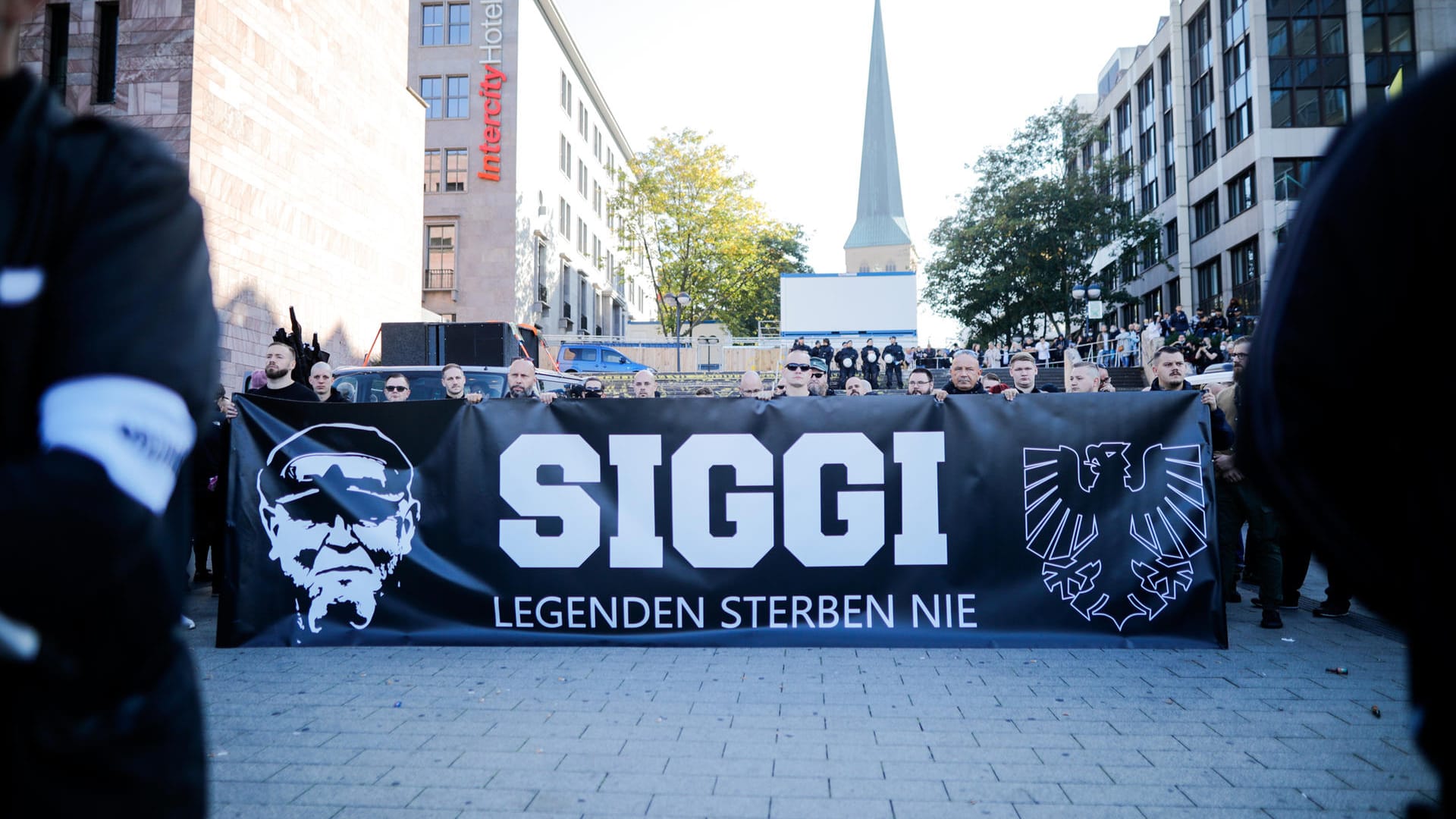 Die Neonazis präsentieren sich hinter einem Banner: Vom Hauptbahnhof zog der Trauermarsch bis nach Dorstfeld.