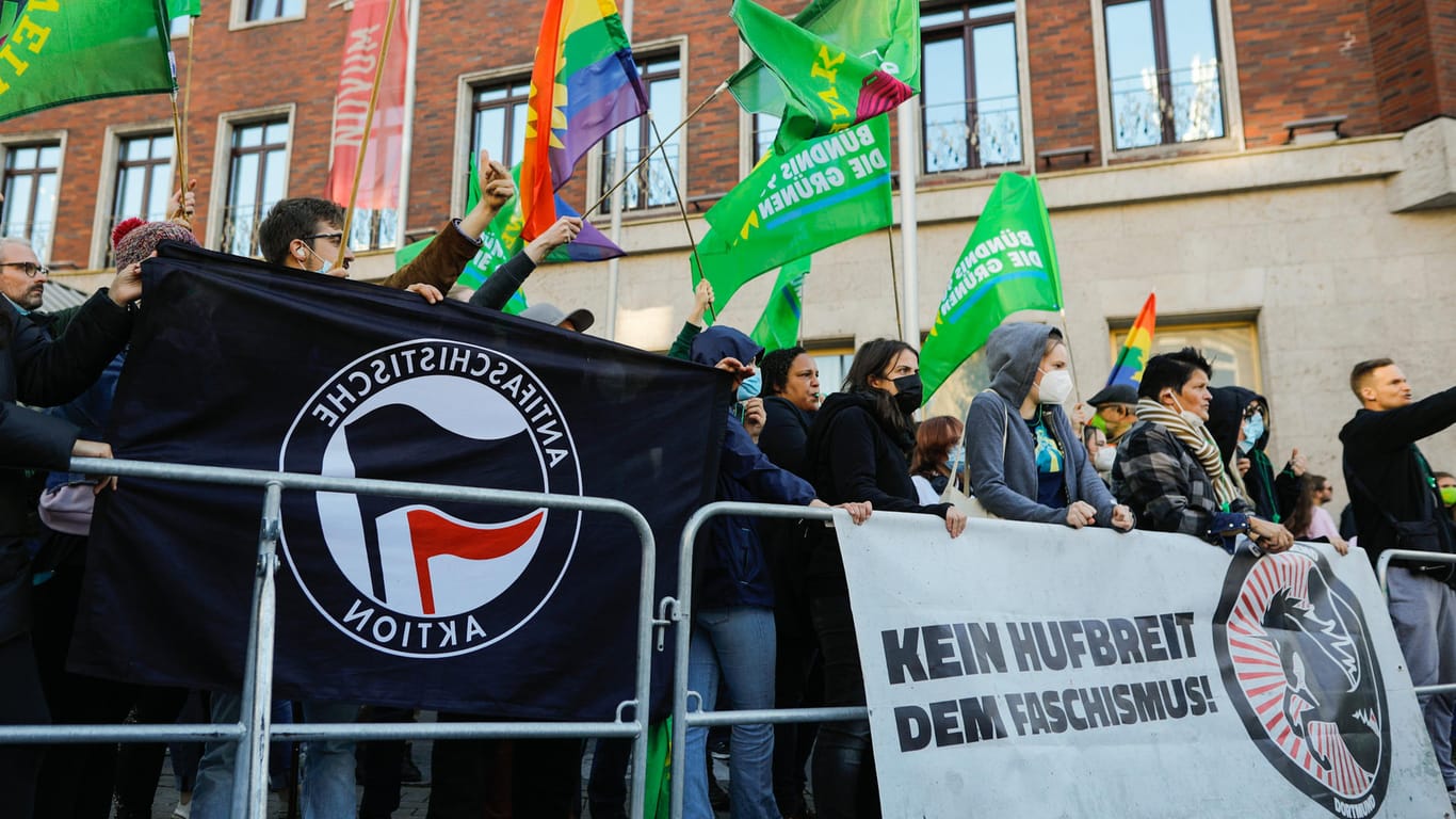 Gegenprotest in Dortmund: Mit Trillerpfeifen und "Nazis raus!"-Chören machten sie Lärm.