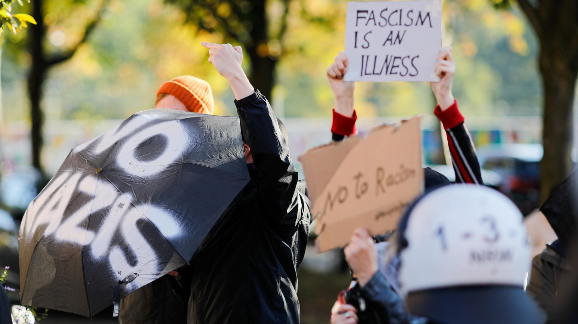 Gegenprotest zum Nazi-Aufmarsch: An vielen Orten entlang der Route positionierten sich die Grüppchen.