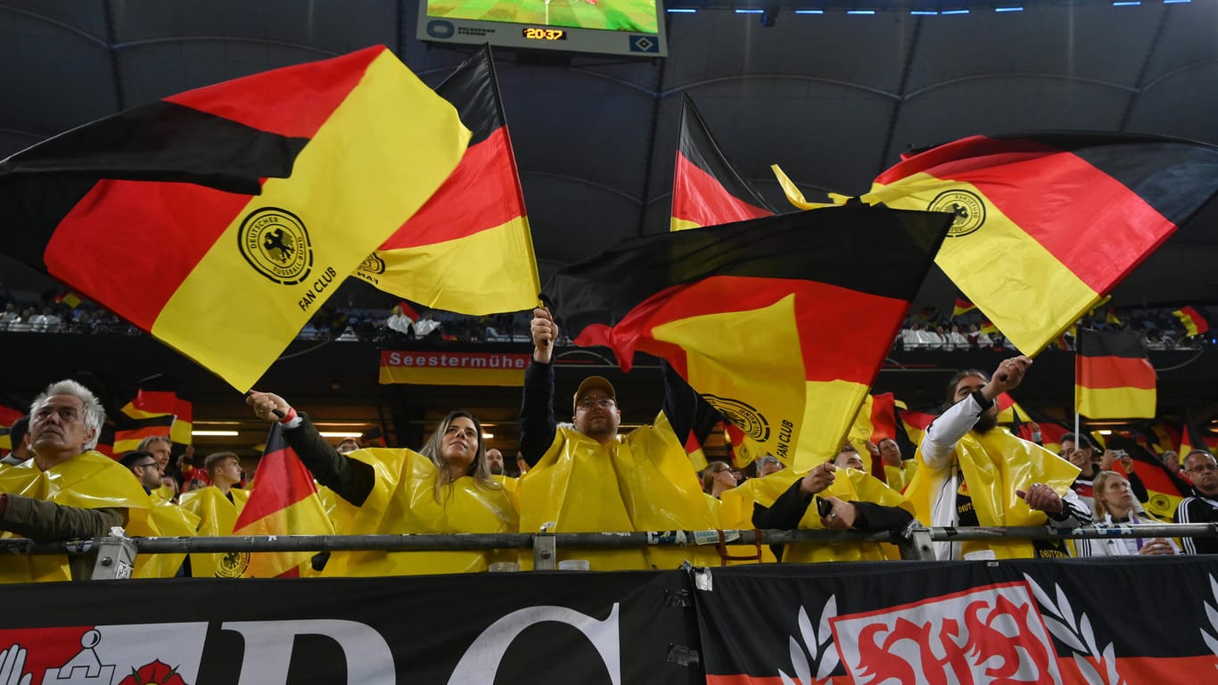 Deutsche Fans im Hamburger Volksparkstadion: Knapp 200 Zuschauer nutzten vorab die gebotene Gelegenheit zur Corona-Schutzimpfung.