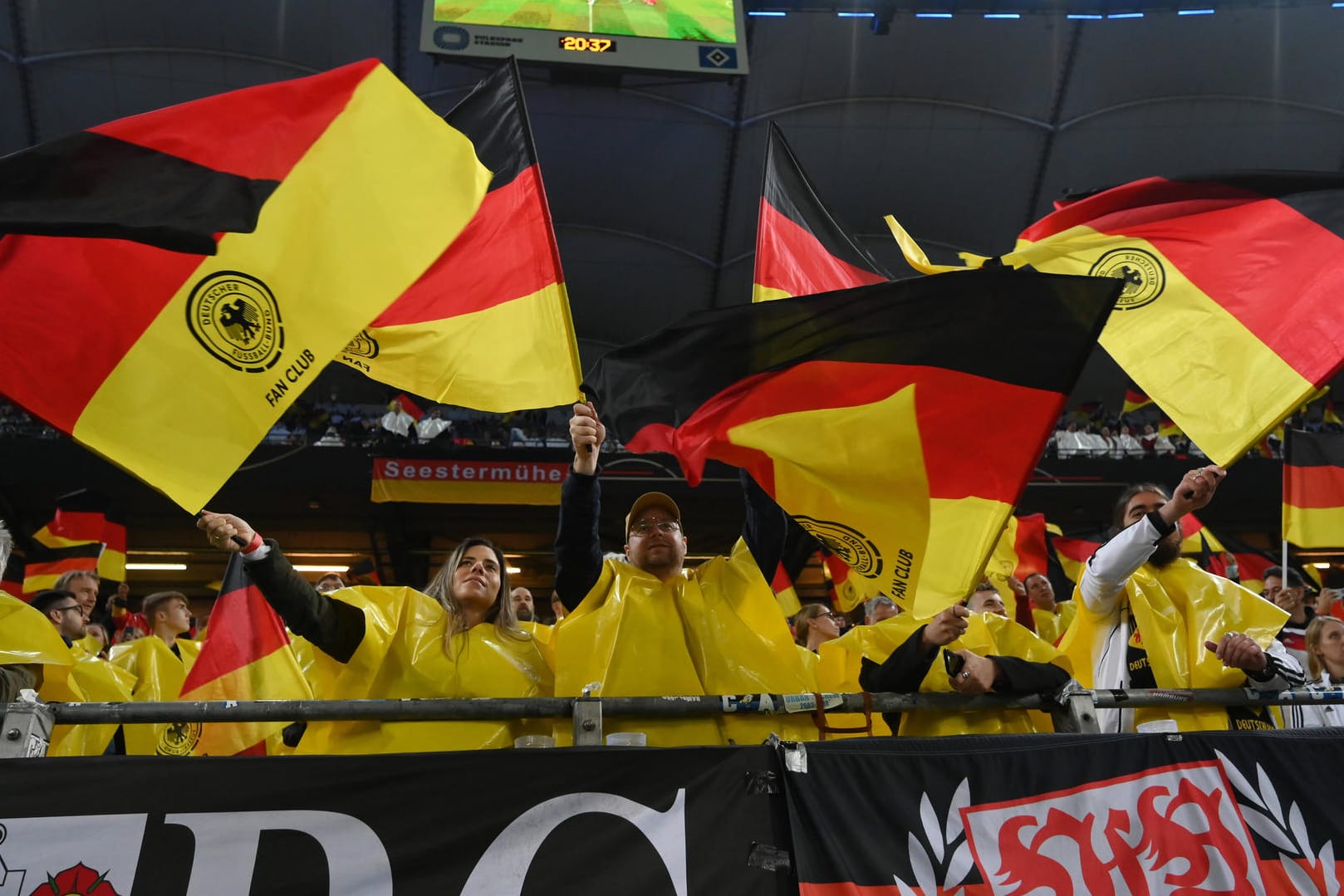 Deutsche Fans im Hamburger Volksparkstadion: Knapp 200 Zuschauer nutzten vorab die gebotene Gelegenheit zur Corona-Schutzimpfung.