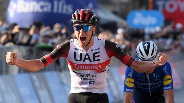 Der Slowene Tadej Pogacar (l) vom UAE Team Emirates feiert seinen Sieg bei der 115. Der Slowene Tadej Pogacar (l) vom UAE Team Emirates feiert seinen Sieg bei der 115.