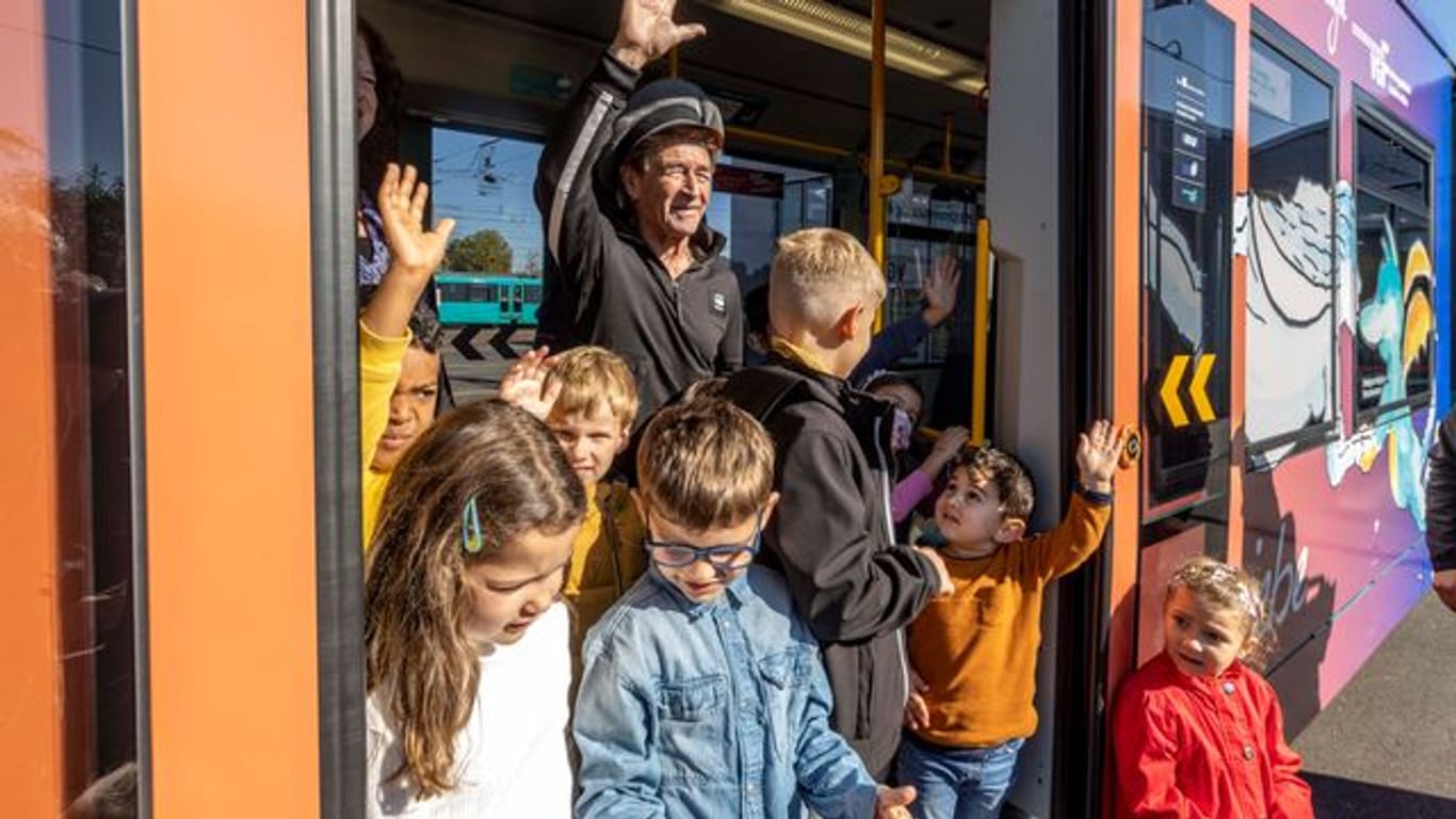 Sänger Peter Maffay und die Verkehrsgesellschaft Frankfurt stellen eine Tabaluga-Straßenbahn vor: Sie soll für gute Laune in der Stadt sorgen.
