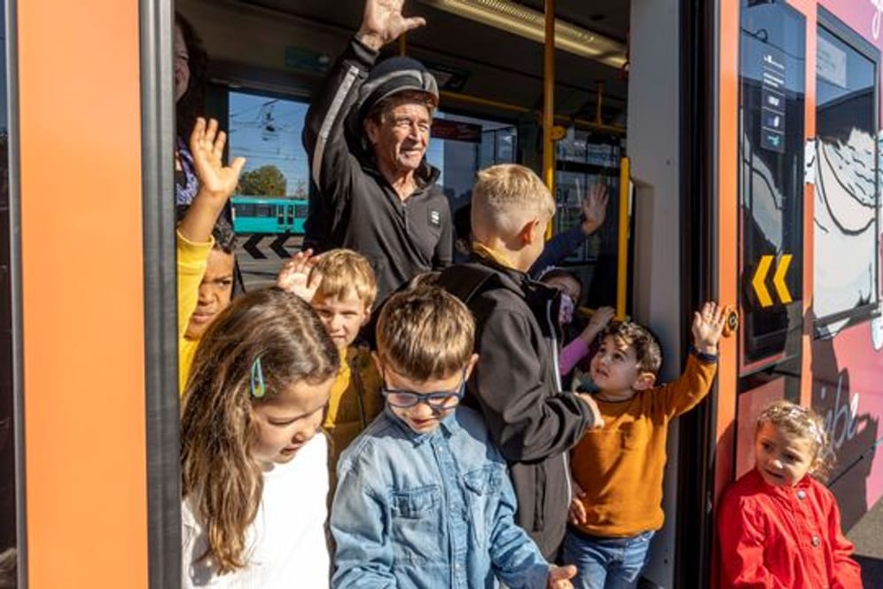 Sänger Peter Maffay und die Verkehrsgesellschaft Frankfurt stellen eine Tabaluga-Straßenbahn vor: Sie soll für gute Laune in der Stadt sorgen.