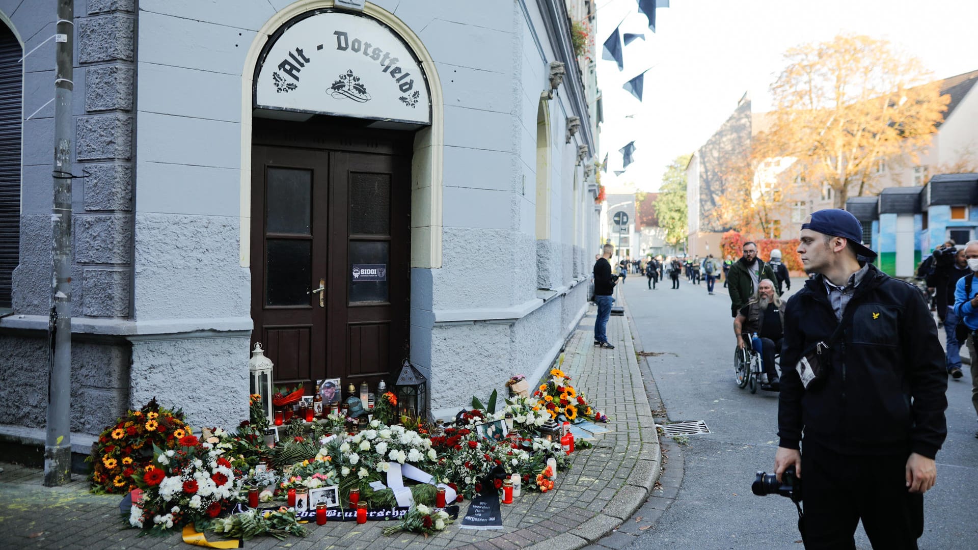 Blumen liegen vor dem ehemaligen Wohnhaus von "SS Siggi". An dem Gebäude in Dortmund-Dorstfeld hingen schwarze Fahnen.