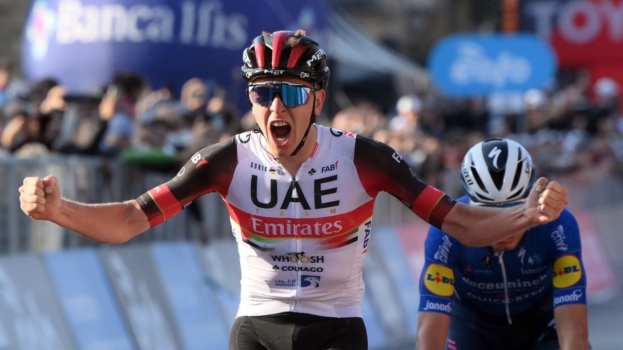 Der Slowene Tadej Pogacar (l) vom UAE Team Emirates feiert seinen Sieg bei der 115. Der Slowene Tadej Pogacar (l) vom UAE Team Emirates feiert seinen Sieg bei der 115.