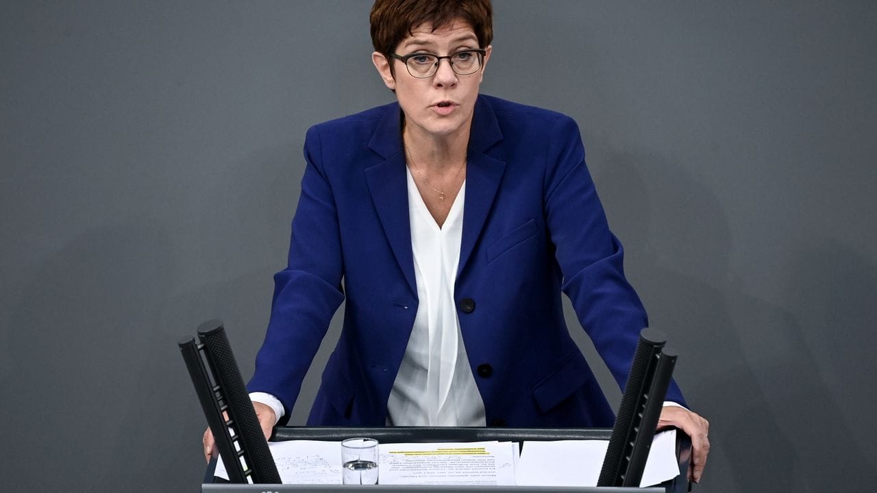 Die Ex-CDU-Vorsitzende und noch amtierende Bundesverteidigungsministerin Annegret Kramp-Karrenbauer im Bundestag (Archivbild).