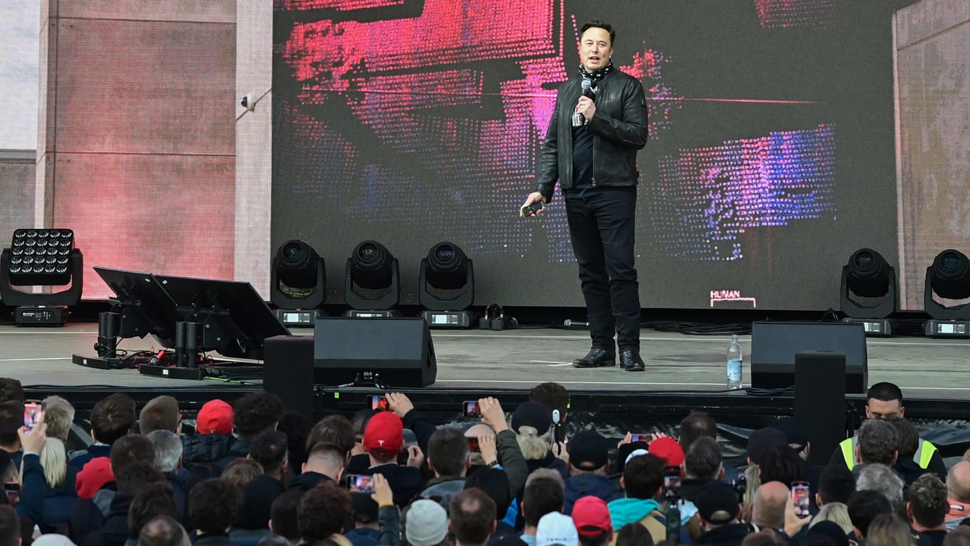 Tesla-Chef Elon Musk beim Tag der offenen Tür der Tesla Gigafactory: Dort sollen ab Ende 2021 die ersten Fahrzeuge vom Band rollen.