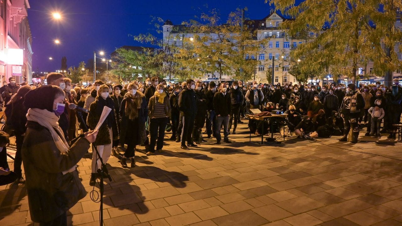 Kundgebung der Initiativen "Migrant Voices Halle" und "Niemand wird vergessen" am Abend in Halle.