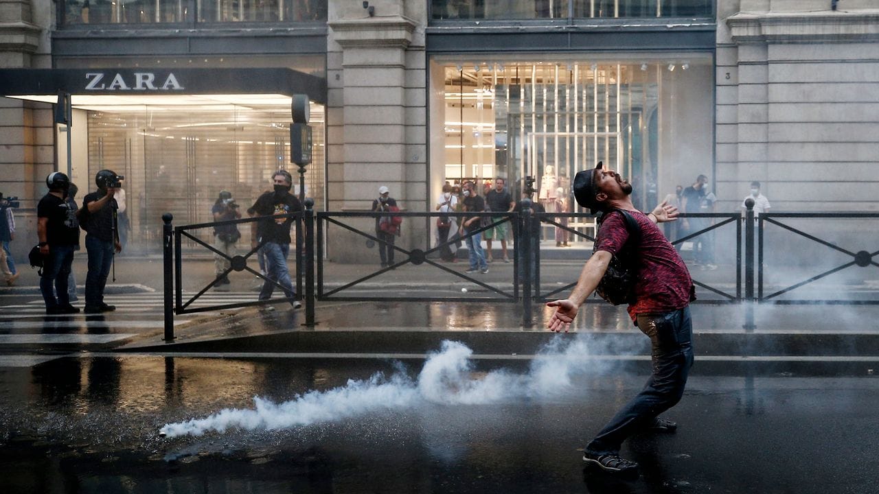 Ein Demonstrant in Rom stört sich nicht am Tränengas.