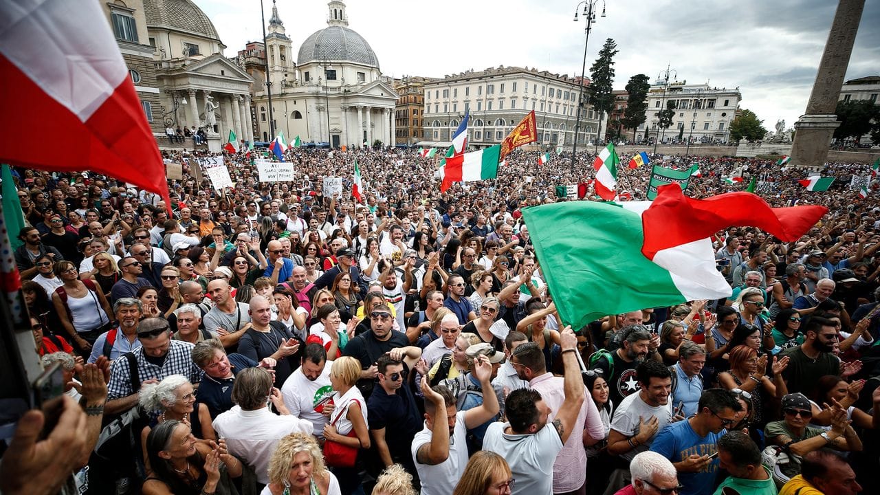 Mehrere Tausend Menschen hatten sich in Rom auf der Piazza del Popolo zu einer Demonstration versammelt.