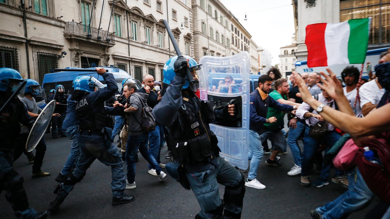 Polizeikräfte gehen in Rom gegen Demonstranten bei Protesten gegen neue Corona-Maßnahmen vor.